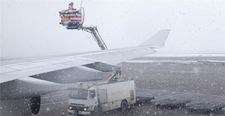  罗马客场遭遇暴雪，航班延误赛前险迟到  
