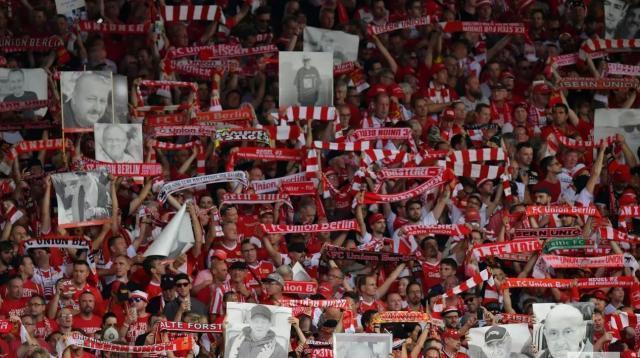  柏林联合主场球迷横幅致敬功勋教练  