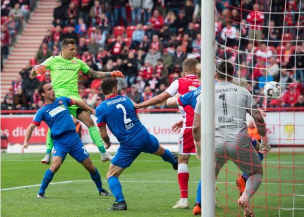  朗斯门将神勇扑点助球队零封对手  