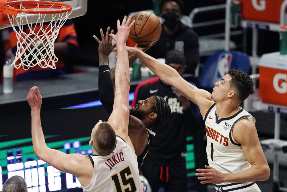  艾顿盖帽盛宴守护篮下，开拓者主场力退湖人止颓势  